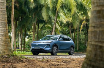 EZ-60首次智能化升级重磅开启 3D HUD行业首发“3D立牌指引”